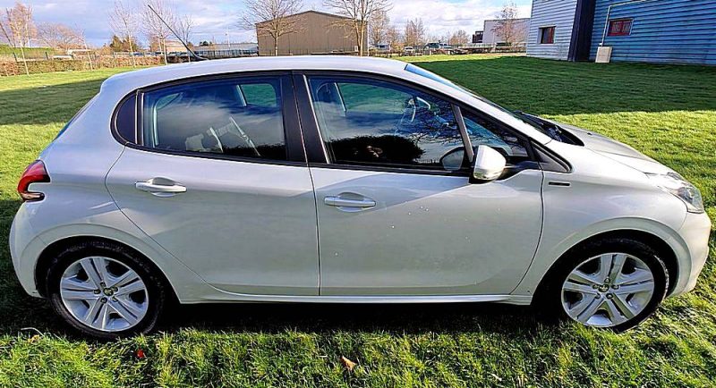 PEUGEOT 208 1.2 VTi PURETECH "SIGNATURE" 82cv - 01/2019 - 83.000 Kms