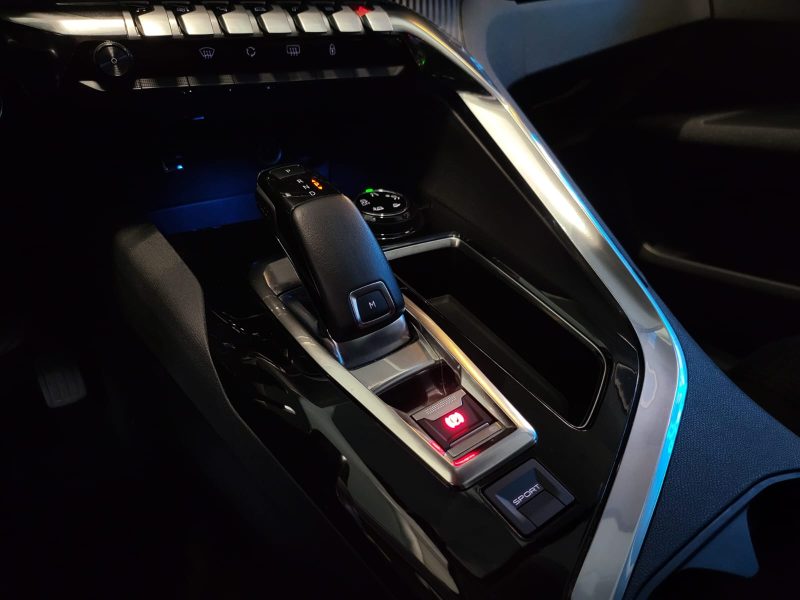 PEUGEOT 3008 1.2 130cv EAT8 CROSSWAY / PREMIERE MAIN / SUIVI PEUGEOT / GRIP CONTROL