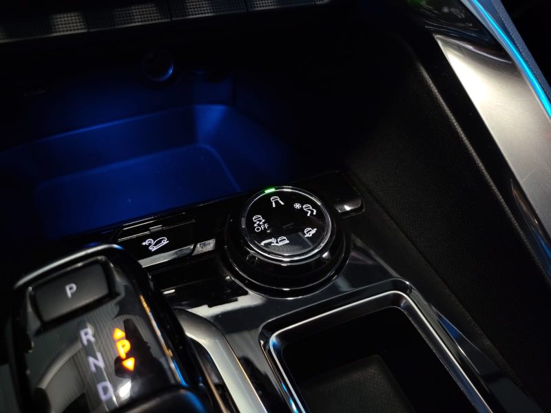 PEUGEOT 3008 1.2 130cv EAT8 CROSSWAY / PREMIERE MAIN / SUIVI PEUGEOT / GRIP CONTROL