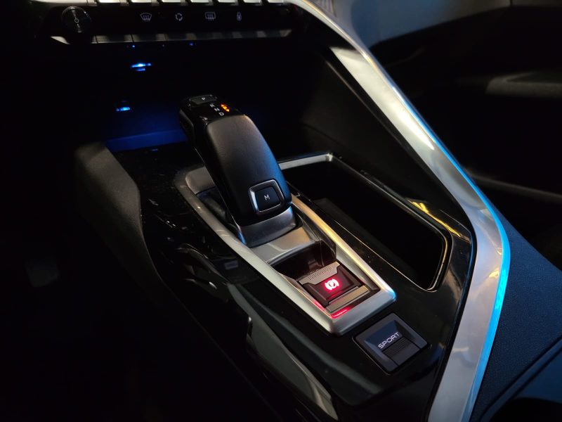 PEUGEOT 3008 1.2 130cv EAT6 ACTIVE BUSINESS / PREMIERE MAIN / SUIVI PEUGEOT