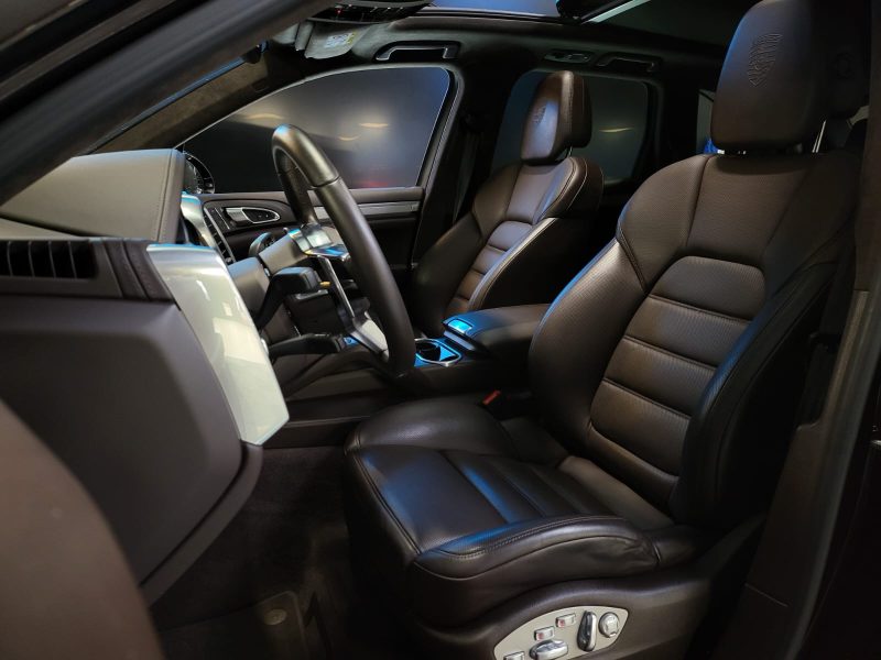 PORSCHE CAYENNE TURBO 4.8 V8 520cv PACK CHRONO / LOGO SUR APPUIS-TETE / BURMESTER