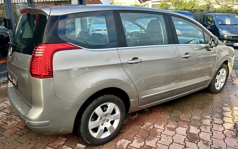 PEUGEOT 5008 1.6 HDi 112Ch *STYLE* / REVISEE&GARANTIE