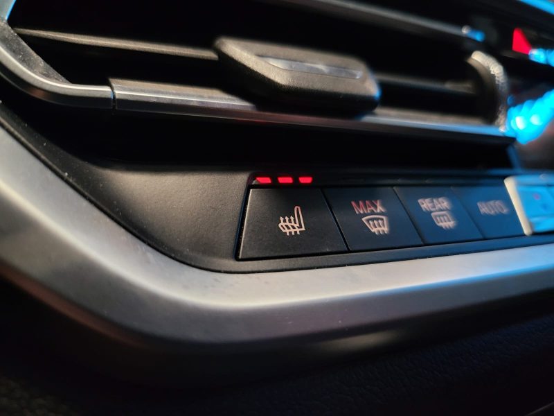 BMW SERIE 3 2.0 320i 184Ch LUXURY / SELLERIE CUIR + ATTELAGE + ALARME + SUIVIE BMW /