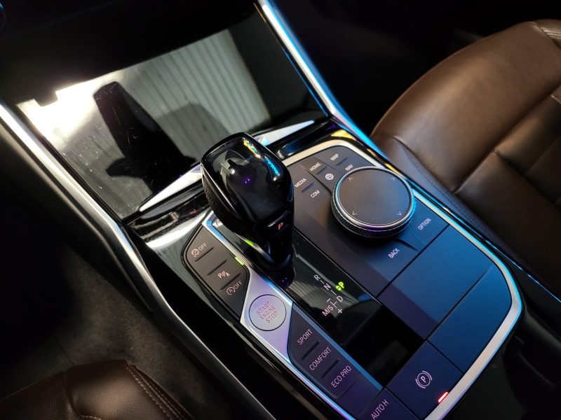 BMW SERIE 3 2.0 320i 184Ch LUXURY / SELLERIE CUIR + ATTELAGE + ALARME + SUIVIE BMW /