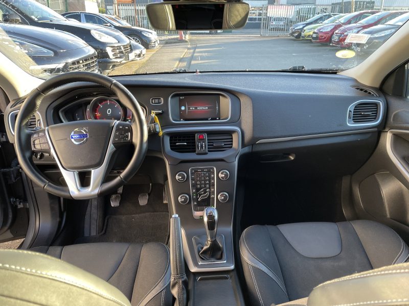 VOLVO V40 2016