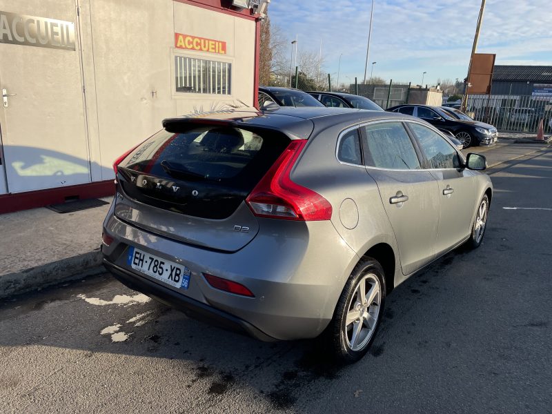 VOLVO V40 2016