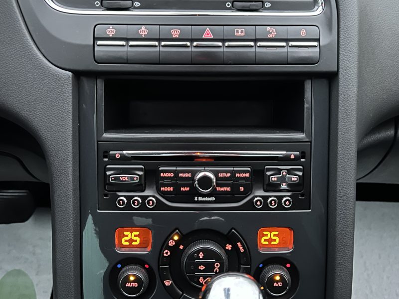 PEUGEOT 5008 PHASE 2 ALLURE 1.6 THP 165 Cv 7 PLACES BOITE AUTO GPS TOIT PANO ATTELAGE Garantie 1 an