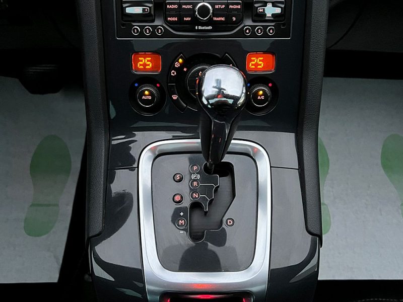 PEUGEOT 5008 PHASE 2 ALLURE 1.6 THP 165 Cv 7 PLACES BOITE AUTO GPS TOIT PANO ATTELAGE Garantie 1 an