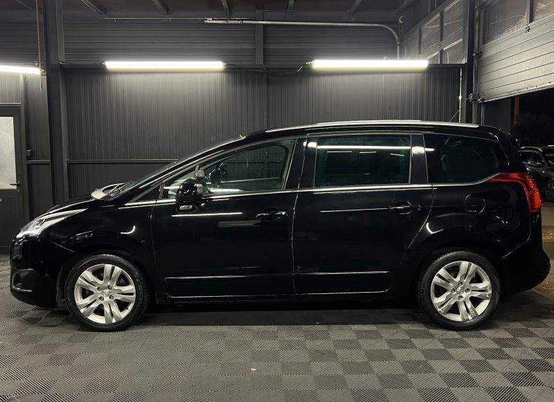 PEUGEOT 5008 PHASE 2 ALLURE 1.6 THP 165 Cv 7 PLACES BOITE AUTO GPS TOIT PANO ATTELAGE Garantie 1 an