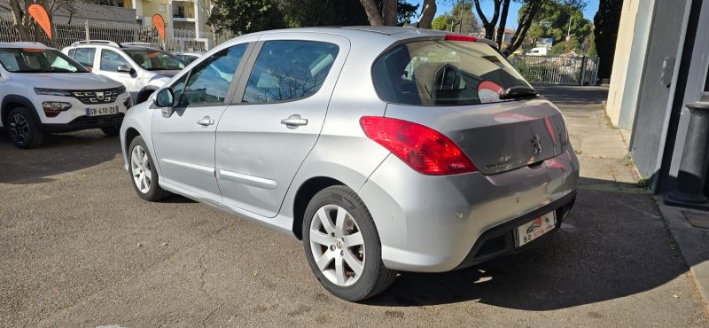 Peugeot 308 I 1.6l HDi 110ch BVM 5 berline , gris, *Toit panoramique*, *Radar de recul*, *Clim auto*