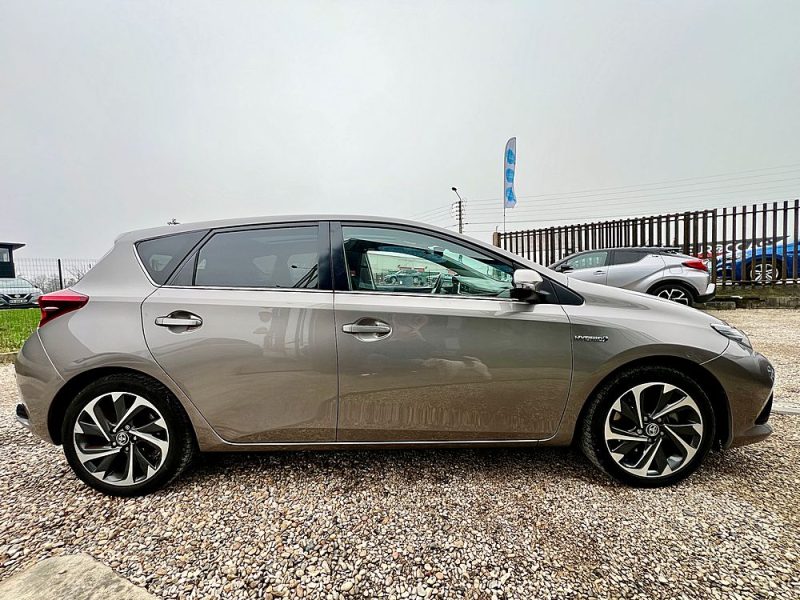 TOYOTA AURIS 136H Design PanoNav/TssLed 03/2016