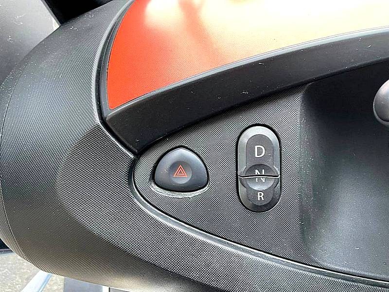 RENAULT TWIZY ELECTRIQUE 80km/h 50 KM D'autonomie blanc / orange 