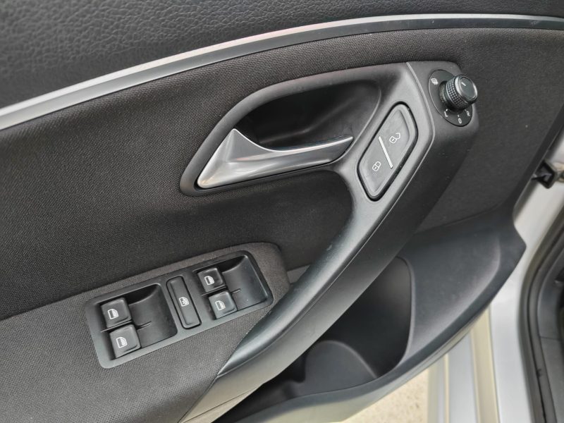 VOLKSWAGEN POLO 2015