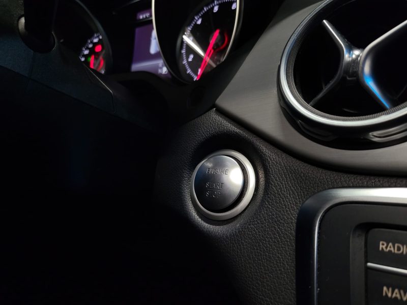 MERCEDES GLA 200 AMG TOIT OUVRANT / SIEGES CHAUFF / CARPLAY / CAMERA / ANGLES MORTS