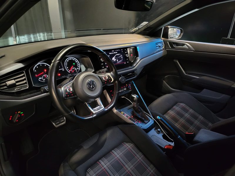 VOLKSWAGEN POLO GTI 2.0 DSG 6 / CARPLAY + REGULATEUR ADAPTATIF + SIEGES CHAUFFANTS /