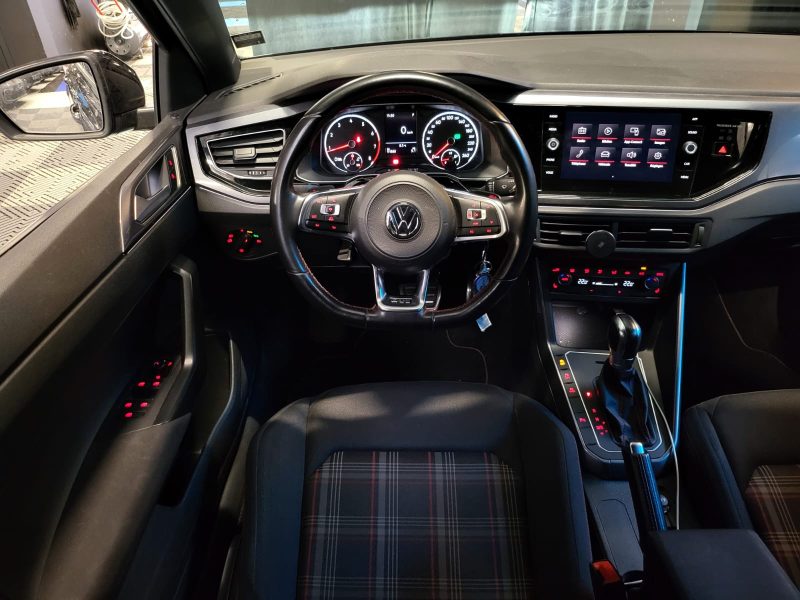 VOLKSWAGEN POLO GTI 2.0 DSG 6 / CARPLAY + REGULATEUR ADAPTATIF + SIEGES CHAUFFANTS /