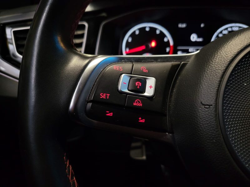 VOLKSWAGEN POLO GTI 2.0 DSG 6 / CARPLAY + REGULATEUR ADAPTATIF + SIEGES CHAUFFANTS /