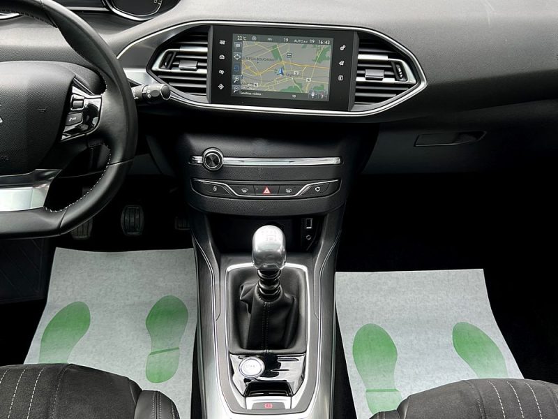 PEUGEOT 308 II FELINE 1.2 130 Cv PREMIERE MAIN / KEYLESS CAMERA TOIT PANO CRIT AIR 1 - GARANTIE 1 AN