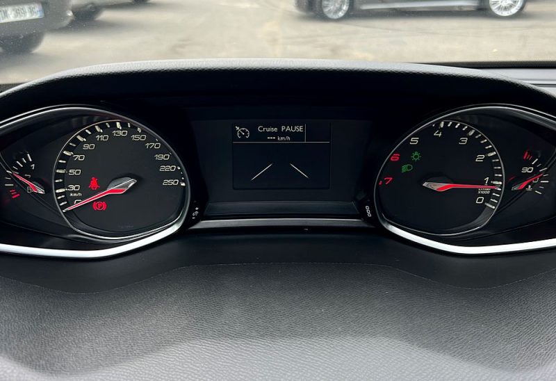 PEUGEOT 308 II FELINE 1.2 130 Cv PREMIERE MAIN / KEYLESS CAMERA TOIT PANO CRIT AIR 1 - GARANTIE 1 AN