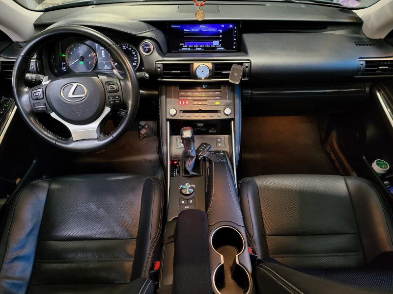 LEXUS IS300H 2019B