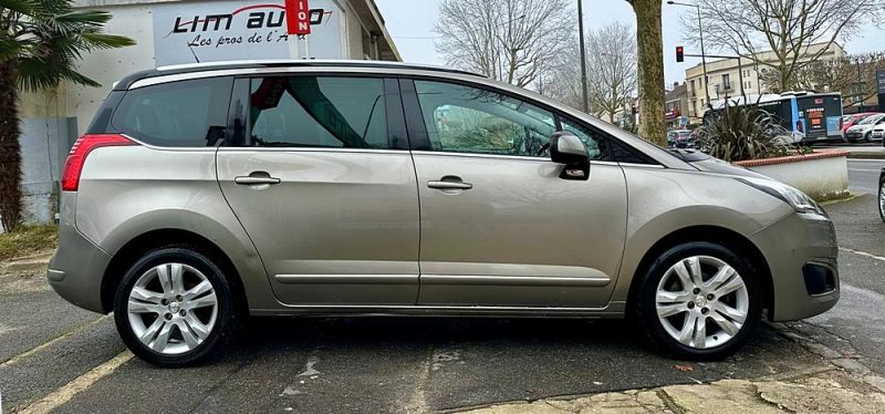 PEUGEOT 5008 1.6 BlueHDI 120 ALLURE EAT6 7 Places