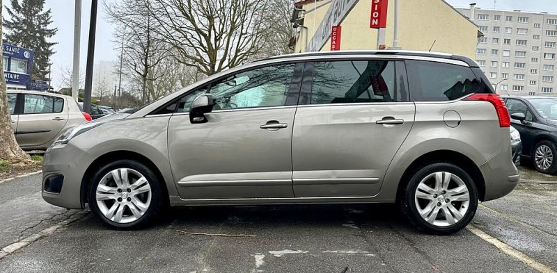 PEUGEOT 5008 1.6 BlueHDI 120 ALLURE EAT6 7 Places