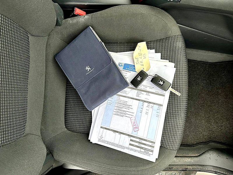 PEUGEOT 5008 1.6 BlueHDI 120 ALLURE EAT6 7 Places