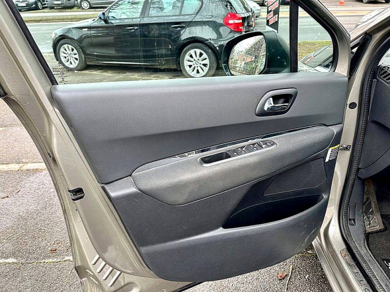 PEUGEOT 5008 1.6 BlueHDI 120 ALLURE EAT6 7 Places