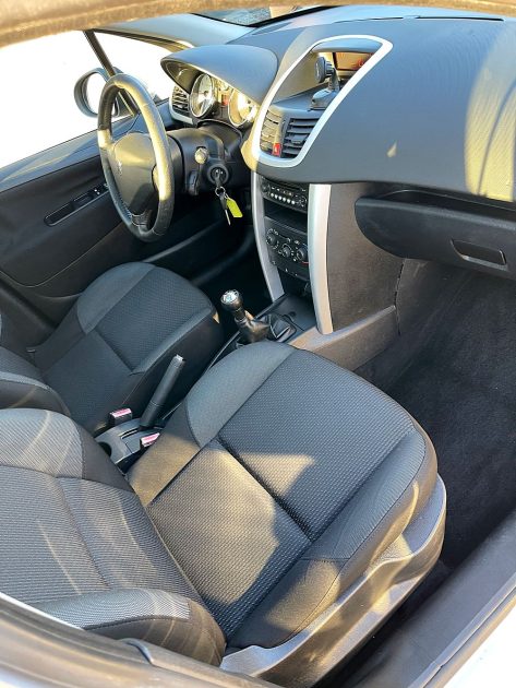 PEUGEOT 207 2011