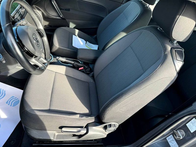 VOLKSWAGEN BEETLE 2015