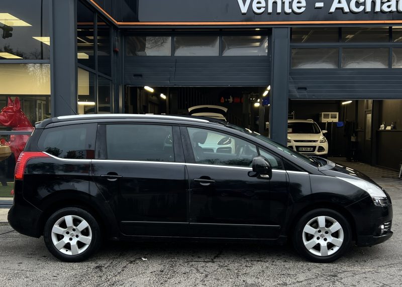 PEUGEOT 5008 PREMIUM 1.6 HDI 112 Cv TOIT PANORAMIQUE REGULATEUR BLUETOOTH CRIT AIR 2 - GARANTIE 1 AN