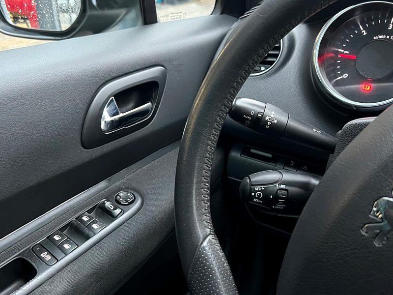PEUGEOT 5008 PREMIUM 1.6 HDI 112 Cv TOIT PANORAMIQUE REGULATEUR BLUETOOTH CRIT AIR 2 - GARANTIE 1 AN