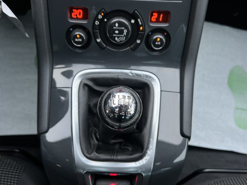 PEUGEOT 5008 PREMIUM 1.6 HDI 112 Cv TOIT PANORAMIQUE REGULATEUR BLUETOOTH CRIT AIR 2 - GARANTIE 1 AN