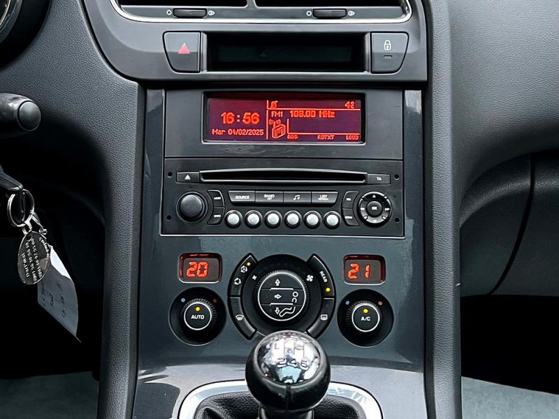PEUGEOT 5008 PREMIUM 1.6 HDI 112 Cv TOIT PANORAMIQUE REGULATEUR BLUETOOTH CRIT AIR 2 - GARANTIE 1 AN