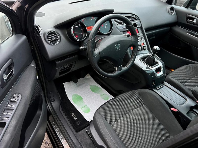 PEUGEOT 5008 PREMIUM 1.6 HDI 112 Cv TOIT PANORAMIQUE REGULATEUR BLUETOOTH CRIT AIR 2 - GARANTIE 1 AN