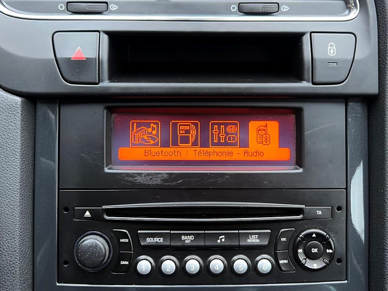 PEUGEOT 5008 PREMIUM 1.6 HDI 112 Cv TOIT PANORAMIQUE REGULATEUR BLUETOOTH CRIT AIR 2 - GARANTIE 1 AN