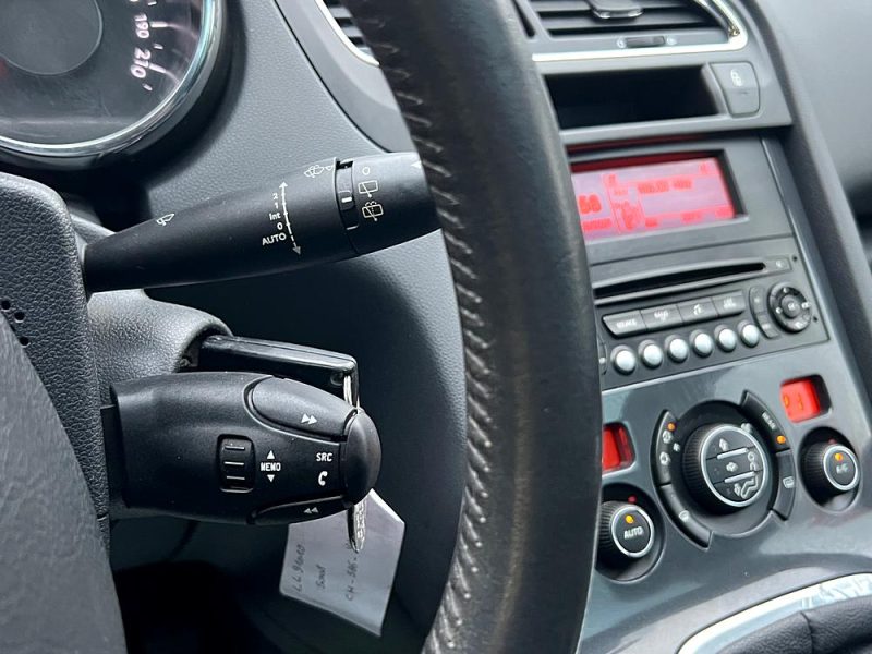 PEUGEOT 5008 PREMIUM 1.6 HDI 112 Cv TOIT PANORAMIQUE REGULATEUR BLUETOOTH CRIT AIR 2 - GARANTIE 1 AN