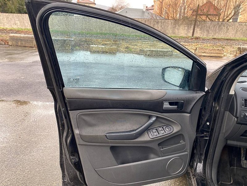 FORD KUGA 2.0 L TDCI 136 ch Titanium, Toit panoramique