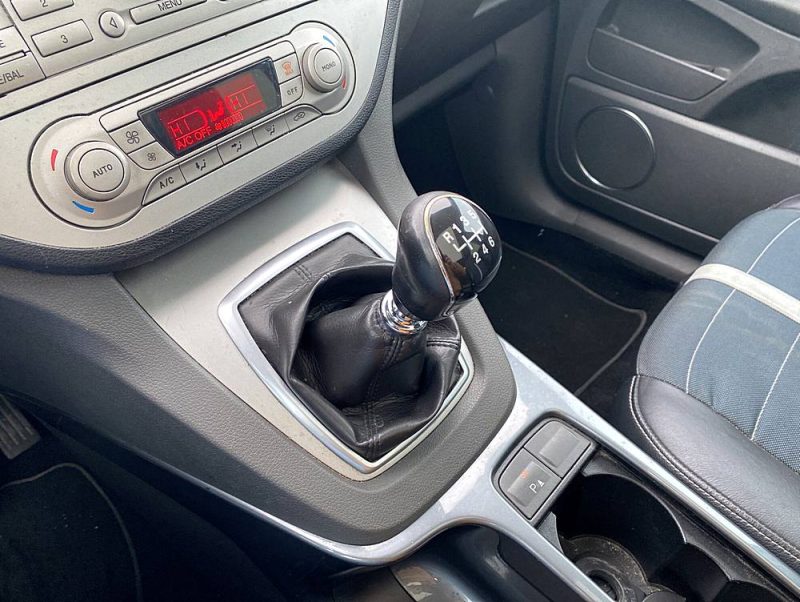 FORD KUGA 2.0 L TDCI 136 ch Titanium, Toit panoramique