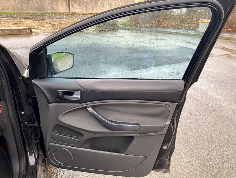 FORD KUGA 2.0 L TDCI 136 ch Titanium, Toit panoramique