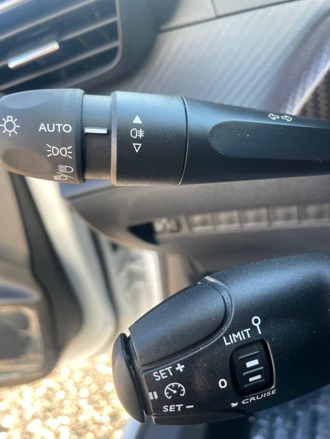 Peugeot 208 1.6HDI 100Cv UNIQUEMENT POUR L'EXPORT 