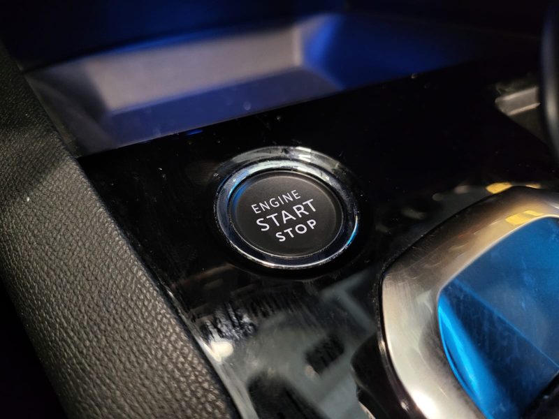 PEUGEOT 3008 1.6 Hybrid GT PACK 225 CV PACK BLACK / TOIT OUVRANT + SIEGES CHAUFFANTS + FOCAL /