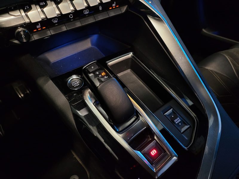 PEUGEOT 3008 1.6 Hybrid GT PACK 225 CV PACK BLACK / TOIT OUVRANT + SIEGES CHAUFFANTS + FOCAL /