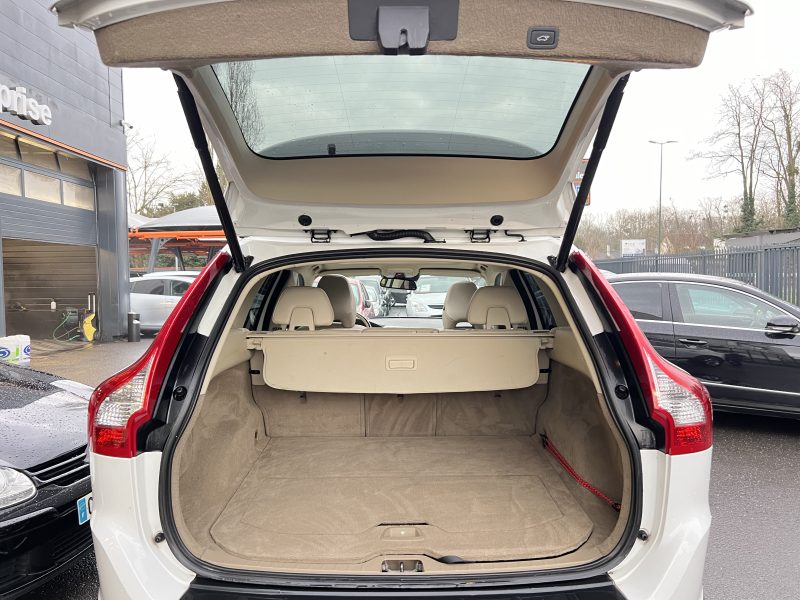 VOLVO XC60 XENIUM T6 3.0 Ti 304 Cv 4x4 TOIT OUVRANT CUIR GPS CRIT AIR 1 ORIGINE FRANCE Garantie 1 an