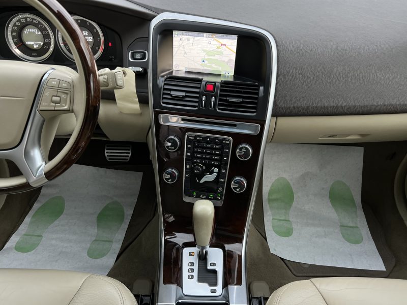 VOLVO XC60 XENIUM T6 3.0 Ti 304 Cv 4x4 TOIT OUVRANT CUIR GPS CRIT AIR 1 ORIGINE FRANCE Garantie 1 an