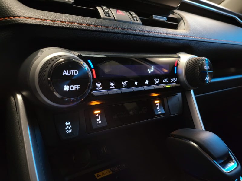 TOYOTA RAV4 2,5 HYBRIDE AWD 222cv TRAIL / 1ERE MAIN / SIEGES ELECTRIQUES / CARPLAY / CAMERA DE RECUL