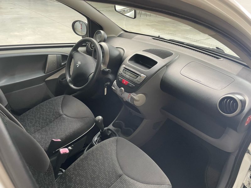 PEUGEOT 107 2010 79 021 km  MOTEUR À CHAÎNE