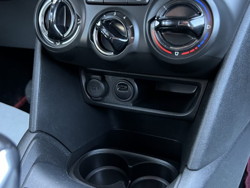 PEUGEOT 208 PHASE 2 SIGNATURE 1.2 82 Cv 1ERE MAIN APPLE CARPLAY & ANDROID CRIT AIR 1 - GARANTIE 1 AN