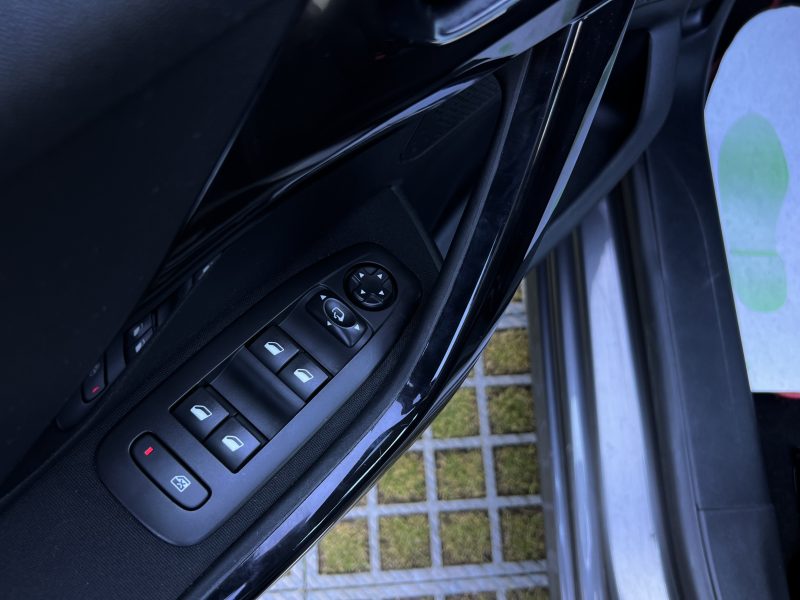 PEUGEOT 208 PHASE 2 SIGNATURE 1.2 82 Cv 1ERE MAIN APPLE CARPLAY & ANDROID CRIT AIR 1 - GARANTIE 1 AN