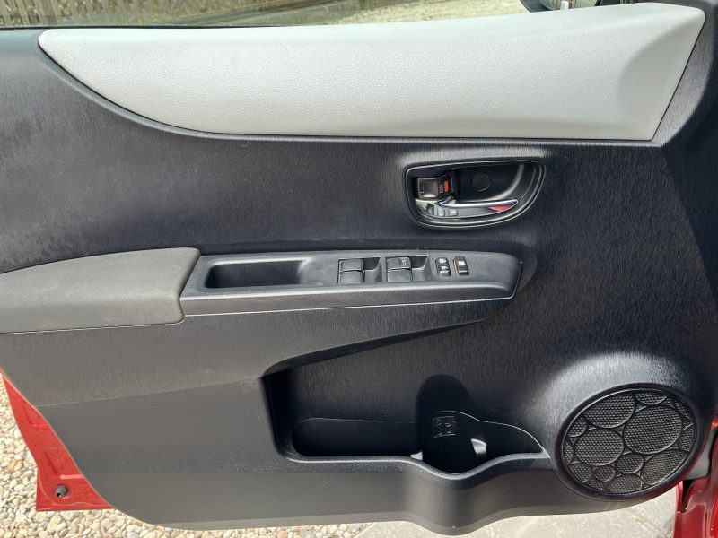 TOYOTA YARIS HYBRID STYLE 11/2012